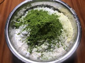 把高筋粉、低筋粉，奶粉、玉米淀粉、抹茶粉，倒一个盆中