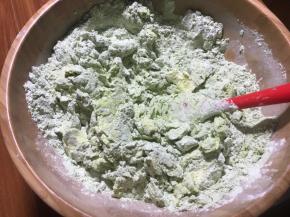 过筛至黄油糊中，刮刀搅拌均匀