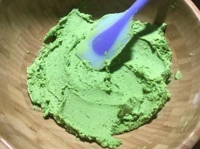如果觉得面糊非常硬，那么下一步挤的时候会很困难，说明黄油软化的不是很到位，面糊略硬，带上手套，抓起一团，利用手心的温度，团一团这个面团，让它稍微软一点，这样便会好些