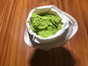 裱花嘴我用的是三能的7092，装进裱花袋，裱花袋套一个高一点的杯子上，装入面糊