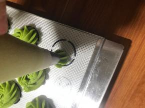 距离烤盘一厘米处，挤出一点