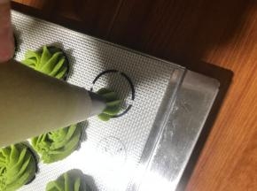 距离烤盘一厘米处，挤出一点