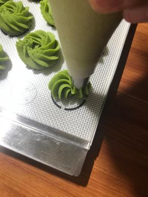 转圈，不要速度过快，这样挤出来的花纹既好看又不会薄厚不匀