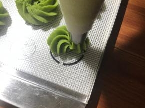 转圈，不要速度过快，这样挤出来的花纹既好看又不会薄厚不匀
