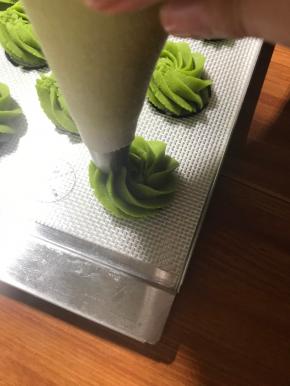 回到原点后，转动一下裱花嘴进行收口