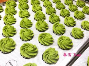 如果挤的曲奇棱是锯齿状断断续续，而且很难挤，就是黄油软化不到位，就用我刚才说的方法，用手抓一点面团，轻揉，利用手温进行软化