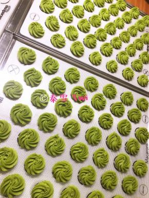 说一个做的少量曲奇的配方：黄油200g，糖粉50g。牛奶14g，盐2g，高粉97、低粉90g，奶粉20g、淀粉36g，抹茶粉6g，大约可以挤50枚左右