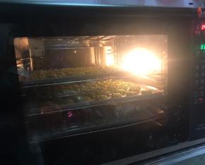 烤箱提前预热130度，烤50-60分钟左右，根据实际烤箱情况设置温度时间，我用的是风炉，可以同时多层烤，温度用的是120度50分钟