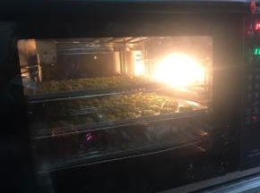 烤箱提前预热130度，烤50-60分钟左右，根据实际烤箱情况设置温度时间，我用的是风炉，可以同时多层烤，温度用的是120度50分钟
