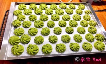 取出后曲奇很软，不要触碰曲奇，把烤盘放到架子上凉透后再取下