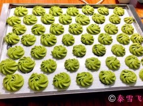 取出后曲奇很软，不要触碰曲奇，把烤盘放到架子上凉透后再取下