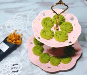 个人是喜欢放置一天后的曲奇，更软，曲奇是比较酥的，不是脆口感的曲奇