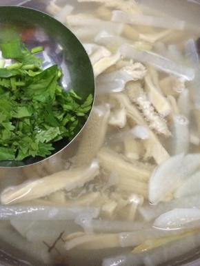 关火将香菜和葱放入锅中，盛入碗中即可