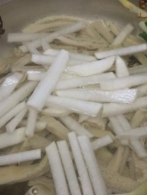 在将萝卜放入锅中烧开，转小火慢煮三十分钟左右