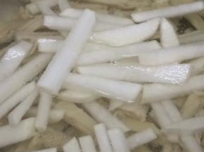 在将萝卜放入锅中烧开，转小火慢煮三十分钟左右