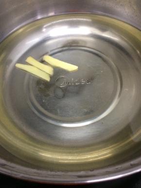 汤锅里加入适量的水、一半的料酒和姜片烧开