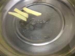 汤锅里加入适量的水、一半的料酒和姜片烧开