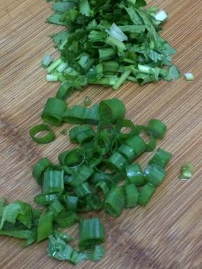 葱和香菜切碎