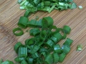 葱和香菜切碎