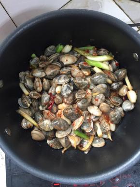 倒入清洗干净的花甲大火翻炒均匀！