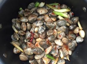 倒入清洗干净的花甲大火翻炒均匀！