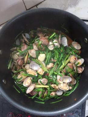 倒入切好的韭菜继续大火翻炒1～2分钟！