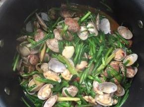 倒入切好的韭菜继续大火翻炒1～2分钟！