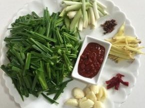 韭菜清洗干净后切成段，葱白切成段，生姜切成丝，干辣椒切成段，蒜瓣剥皮拍碎即可！花椒5克，豆瓣酱一勺备用！