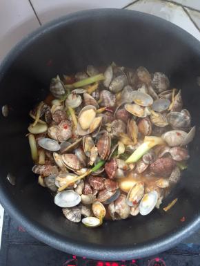 炒至所有的花甲完全的张开！（如果没有张开的花甲，说明不新鲜了，不能吃！）