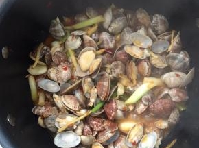 炒至所有的花甲完全的张开！（如果没有张开的花甲，说明不新鲜了，不能吃！）