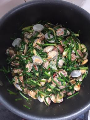 炒至韭菜变软，颜色变深，加入适量的盐调味即可出锅啦！