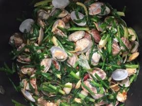 炒至韭菜变软，颜色变深，加入适量的盐调味即可出锅啦！