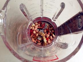 将材料放进玻璃杯内