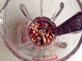 将材料放进玻璃杯内