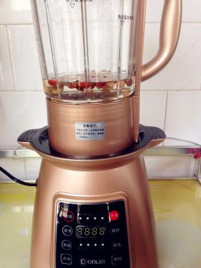 盖上盖子，将玻璃杯放在底座上