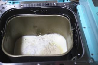 除了黄油外所有的材料都放进面包桶，开启面包机和面程序揉15分钟。