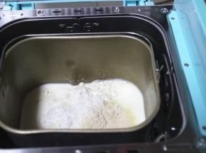 除了黄油外所有的材料都放进面包桶，开启面包机和面程序揉15分钟。