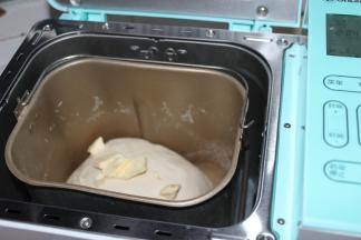 加入黄油，再揉15到30分钟，看自己面包机功率而定。这个配方的面团是比较湿粘的，但是没关系，一切交给面包机就好。