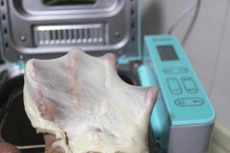 揉好的面团，有很好的延展性，可以拉出手套膜。