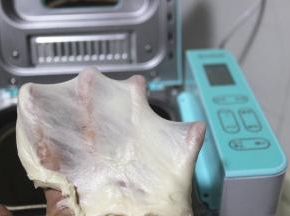 揉好的面团，有很好的延展性，可以拉出手套膜。