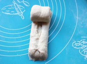 取一个面团，再次排气，我进行了两次擀卷的过程，最后如图两边折上去卷起来。