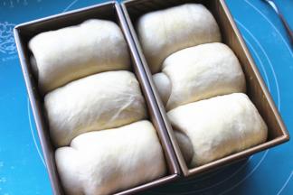 发酵至9分满，刷上蛋液，刷了蛋液的面包表面会更漂亮。