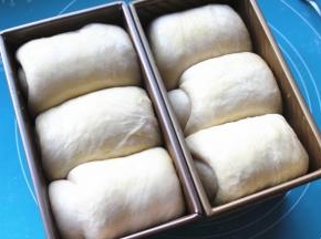 发酵至9分满，刷上蛋液，刷了蛋液的面包表面会更漂亮。