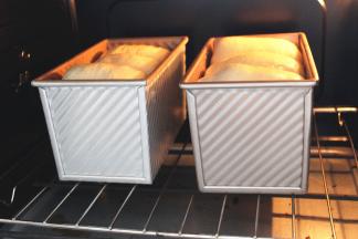 送入预热150度的烤箱，吐司模式中层烤45分钟，烤5分钟后盖锡纸。