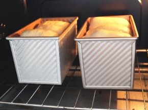 送入预热150度的烤箱，吐司模式中层烤45分钟，烤5分钟后盖锡纸。