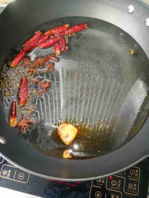 把多种干调放入锅中，待水煮开后把菜肉等放入锅中煮熟待用。