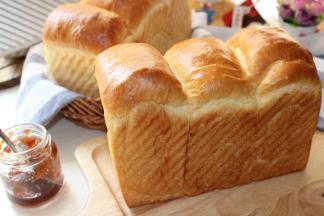 烤好的吐司，脱模晾凉。