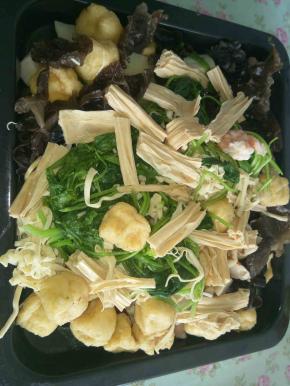 把所有的菜煮熟后捞出来，准备加入调料拌至。