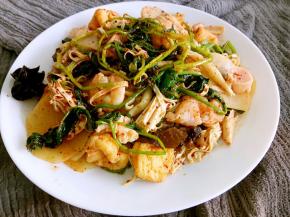 菜类很多，如果人不多，每种放一点就够吃了。