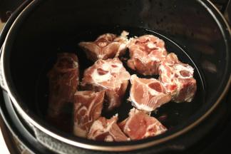 羊蝎子放入压力锅。